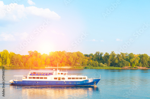 Fotografia pleasure boat on the Dnieper river in Kiev