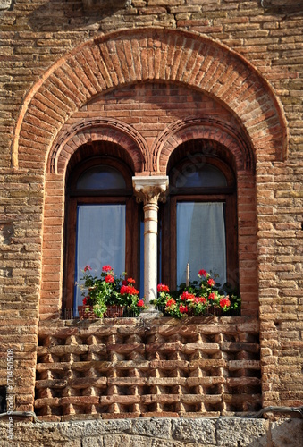 Wunderschön gemauertes Fenster am Palazzo Tortoli photo