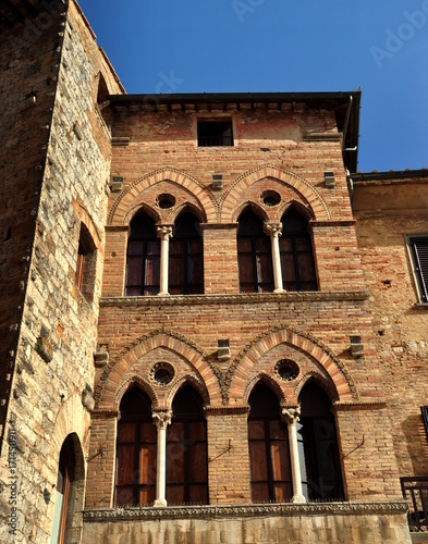 Wunderschön gemauerte Fenster am Palazzo Tortoli photo
