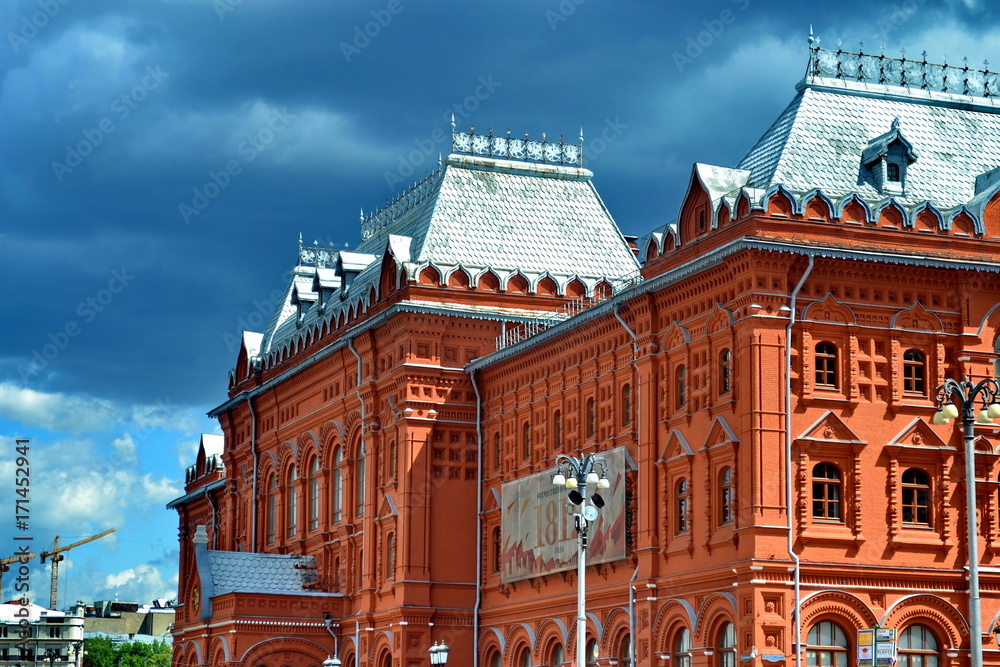 Obraz premium Russie, Moscou, statue de Joukov et musée d'histoire sur la place du manège