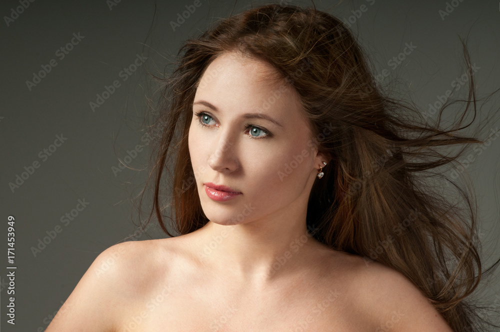 Fototapeta premium Gorgeous Hair. Beauty Fashion Model Woman with Long and Healthy Brown Hair. Brunette Girl with long curly hair. Professional Makeup.