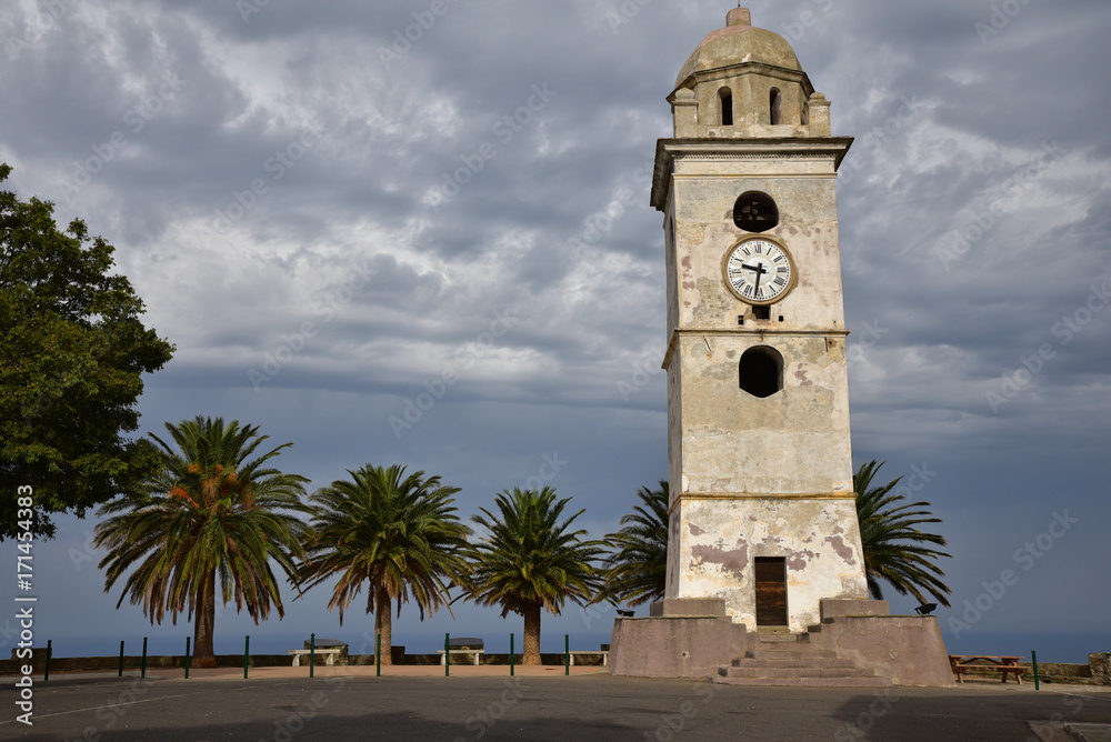 Place du clocher à Canari dans le cap Corse