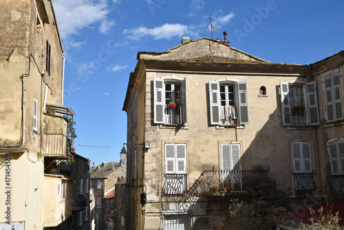 Place dans la ville de Cervioni en Corse photo