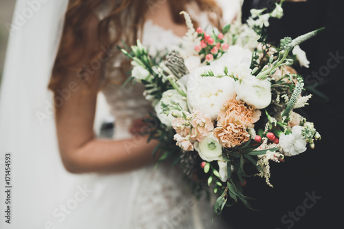 Piękno ślubny bukiet z różnymi kwiatami w rękach