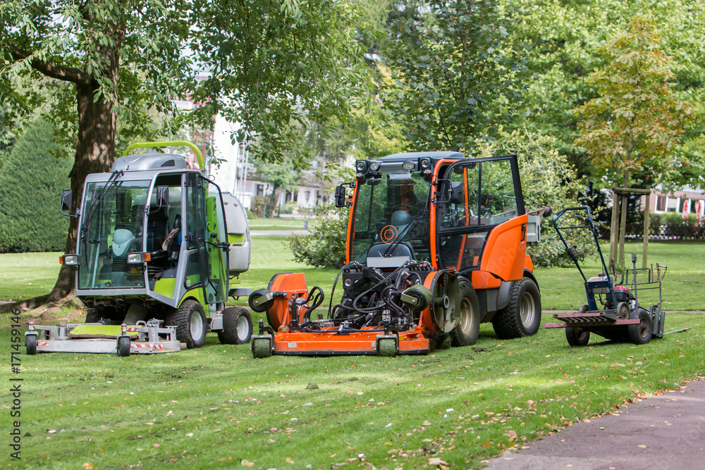 Parkpflege der Grünflächen mit Aufsitzmäher Parkpflege der Grünflächen mit Aufsitzmäher
