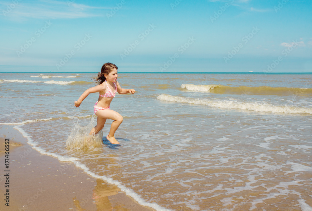enfant s'amusant sur la plage enfant s'amusant sur la plage