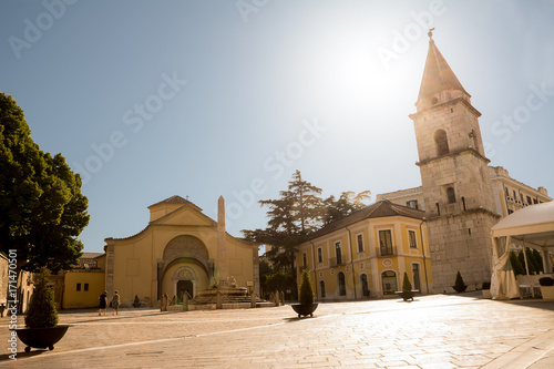 Foto Church of Santa Sofia and its bell tower with blue sky in Benevento (Italy)