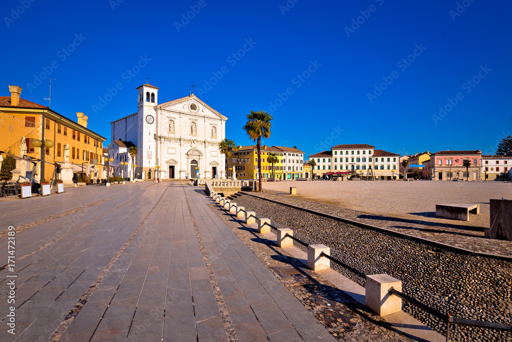 Obraz premium Central square in town of Palmanova church view