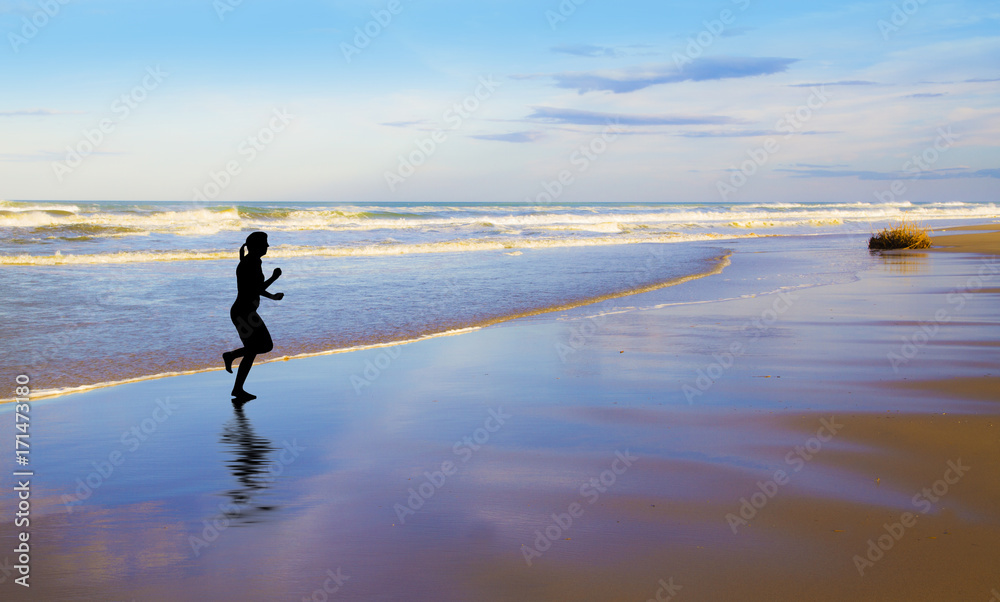 mujer corriendo por la playa Stock Photo