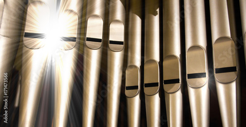 Obraz na płótnie old organ pipes with a strong flash of light w salonie