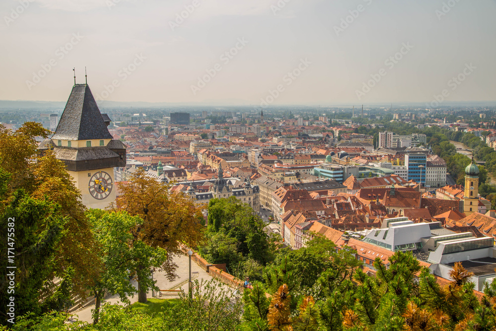 Uhrturm Graz im Sommer mit Blumengarten und Stadtpanorama