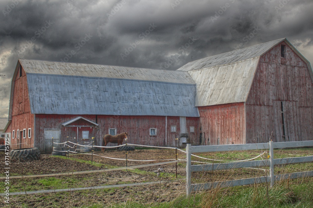Obraz premium 0080 - Sandusky Horse Barn Against Fall Skies (0080-BAR-042717-0345A)