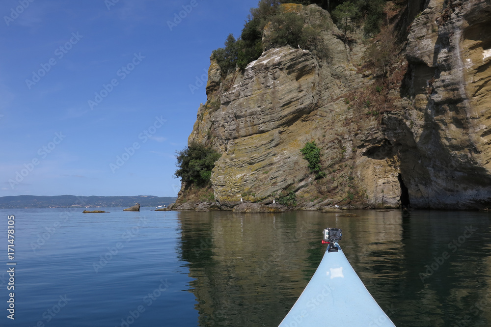 Fototapeta premium escursione in kayak all'isola Martana sul lago di Bolsena