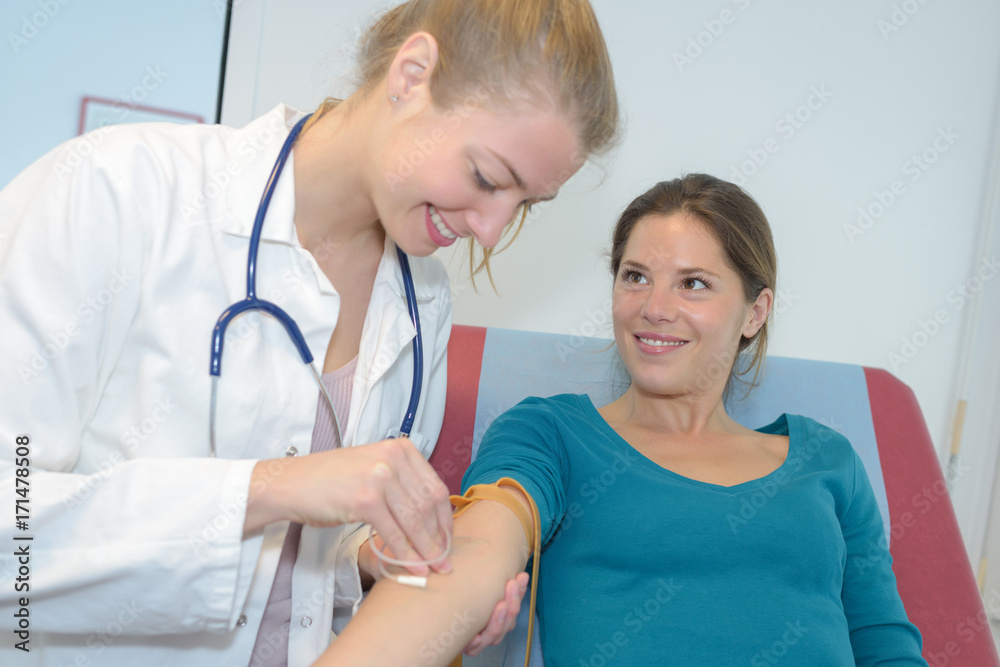 Obraz premium nurse taking a blood sample