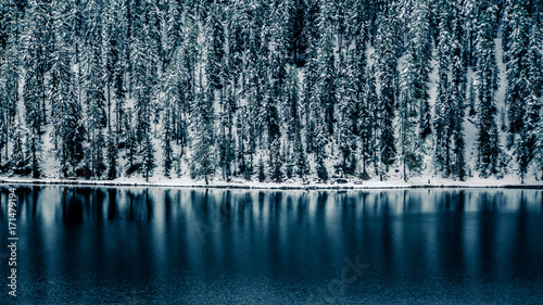 Full Frame Shot Of Lake Against Sky In Winter
