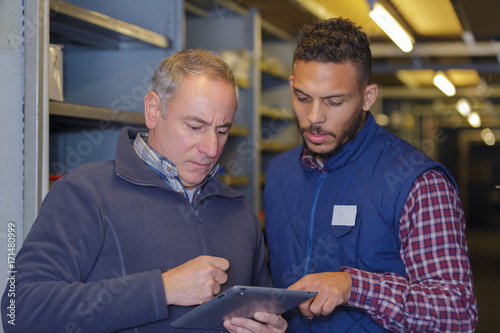 Canvas-taulu digital marketing coordinator and his worker