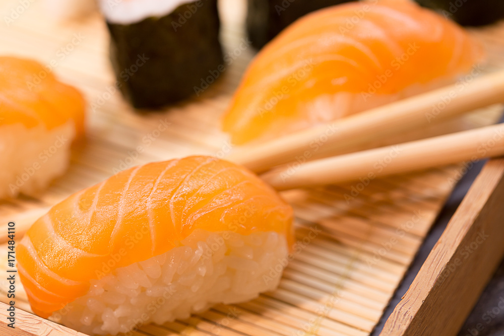 Sushi e bacchette di legno Sushi e bacchette di legno