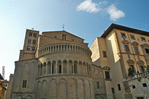 Arezzo, la piazza Grande e la Chiesa di Santa Maria della Pieve