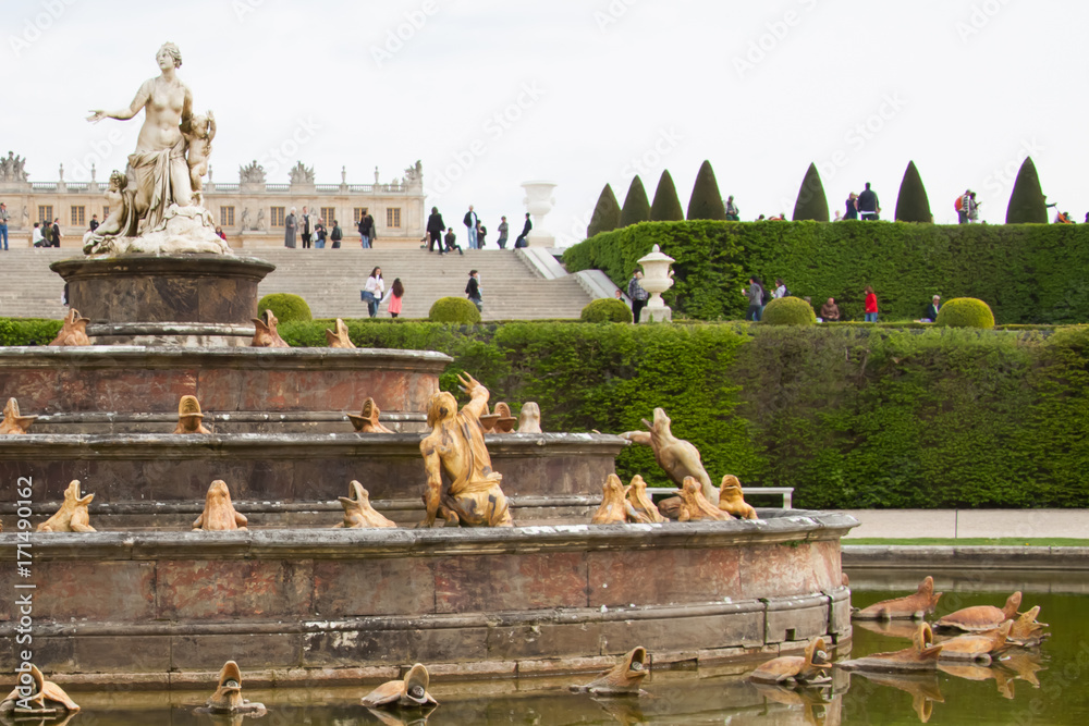 Φωτογραφία The Latona Fountain in the Gardens of Versailles with the Palace of Versailles in the background