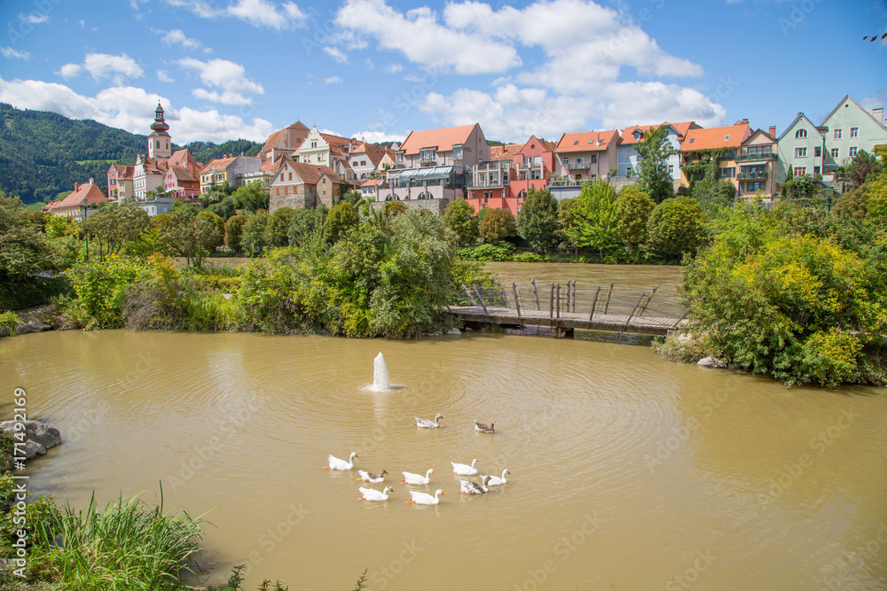 Fototapeta premium Altstadt Panorama von Frohnleiten bei Graz in der Steiermark, Österreich