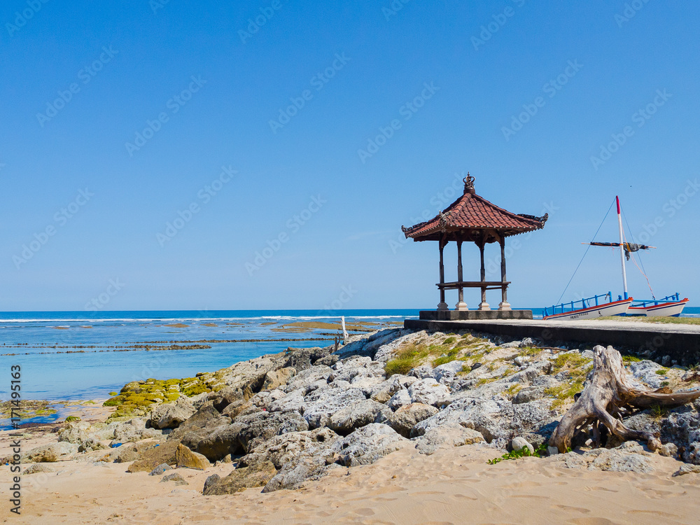 Fototapeta premium Beautiful sunny day with a small cabain in the beach of Pantai pandawa, in Bali island, Indonesia
