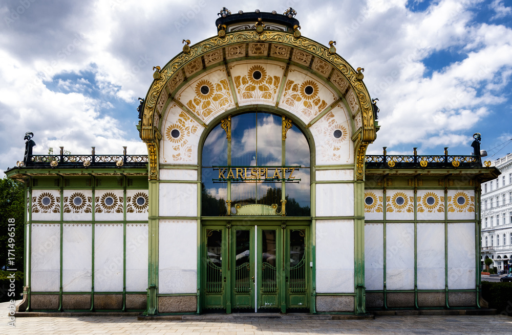 Obraz premium Karlsplatz Stadtbahn, old subway pavillon of XIX century jugendstil architecture in Vienna, Austria