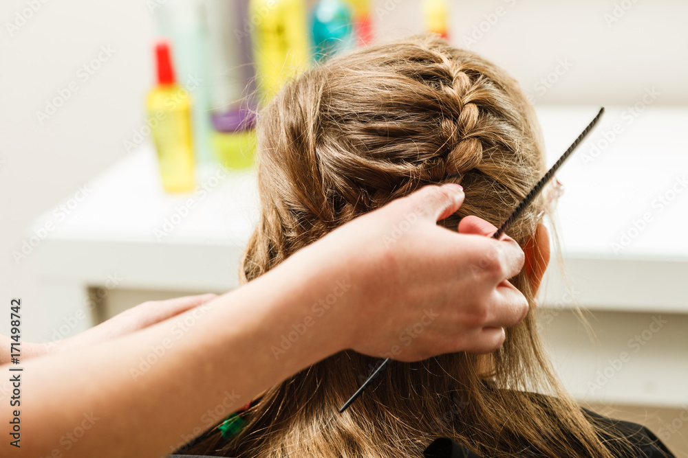 Naklejka premium Blonde toddler girl getting her hairstyle done