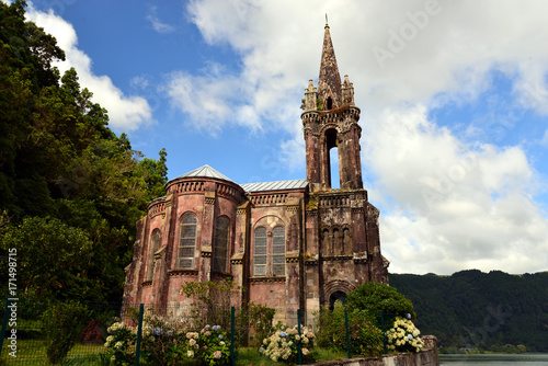 Lagoa das Furnas (Furnas-See) mit der Kapelle "Nossa Senhora das Vitorias" auf den Azoren