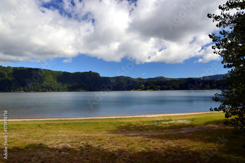 Lagoa das Furnas  Furnas-See  mit der Kapelle  Nossa Senhora das Vitorias  auf den Azoren