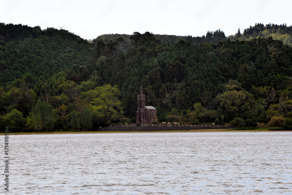 Lagoa das Furnas (Furnas-See) mit der Kapelle 