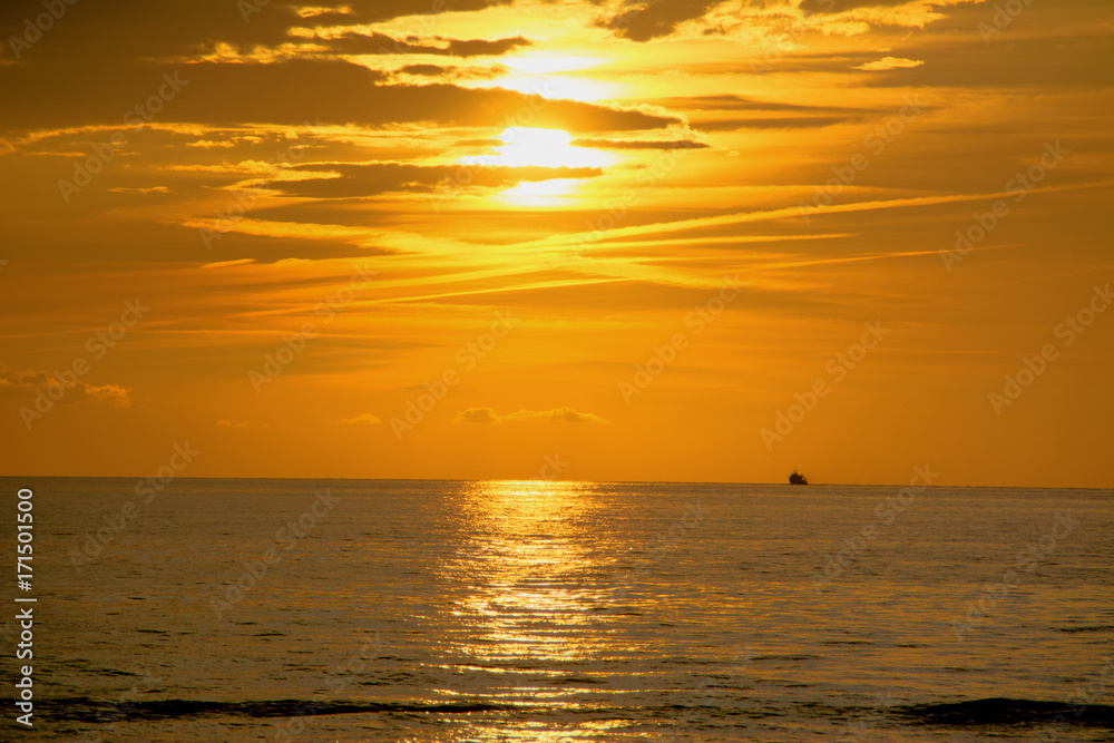 Obraz premium the sky and the sea at sunset