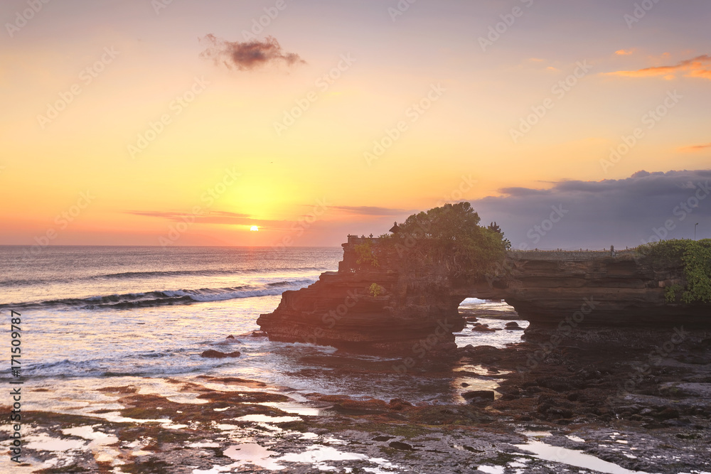 Obraz premium Sunset at Batu Bolong & Tanah Lot - Bali, Indonesia