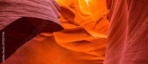 Fotografia Beautiful abstract red sandstone formations in the Antelope Canyon, Arizona