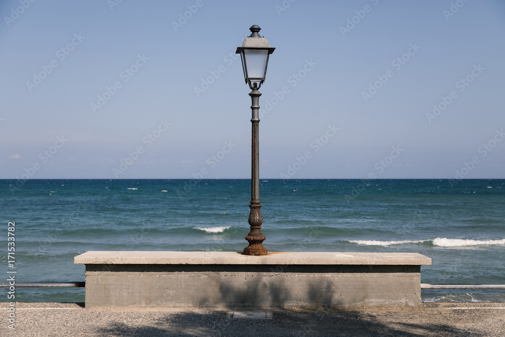 Lampione con sfondo mare