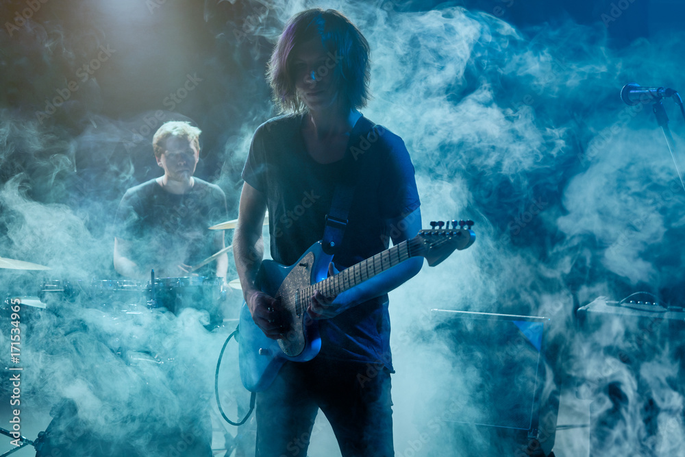 Obraz premium Guitarist plays solo.