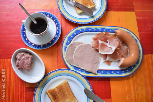 Frühstück mit Wurst und Schinken