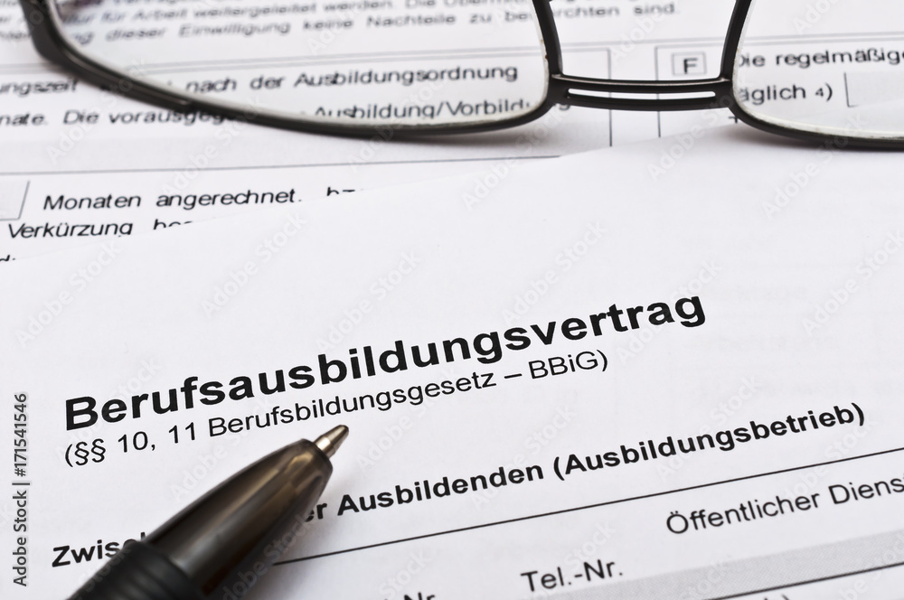 Ausbildungsvertrag unterschreiben Stock Photo Adobe Stock
