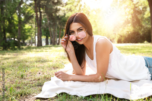 Beautiful young woman sunba...