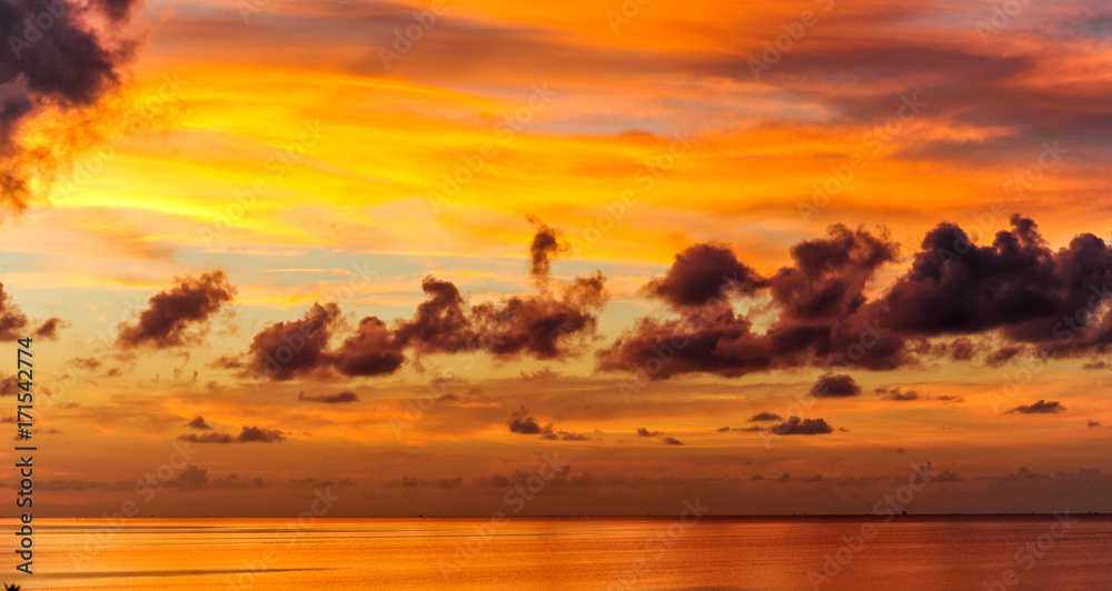 Fototapeta premium orange sky über hatteras island, north carolina