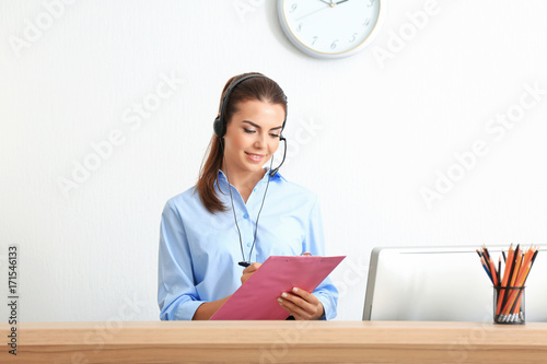 Young female receptionist w...