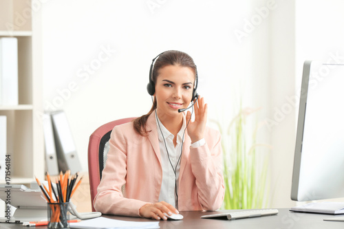 Young female receptionist w...