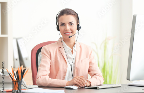 Young female receptionist w...