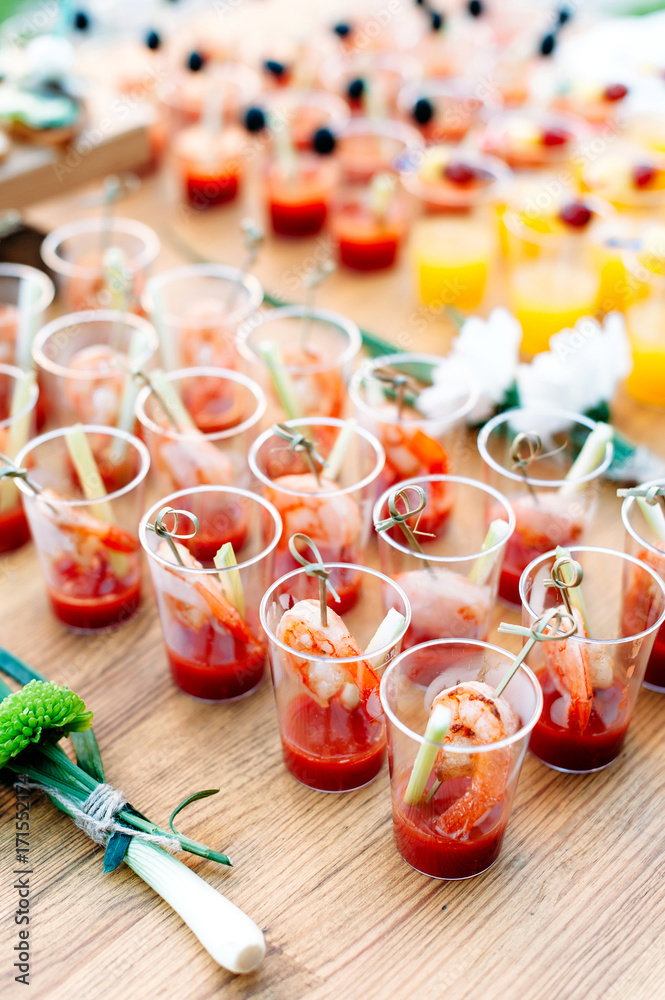 Beautiful lines of different alcohol and non-alcohol cocktails. Snack  cocktails with tomato juice and shrimps. Vertical photo. Catering table for  party. Stock Photo | Adobe Stock
