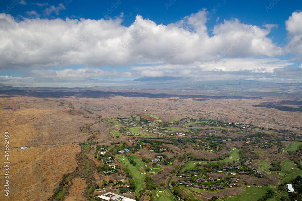 Luftaufnahme von Mauna Kea Beach an der Westküste von Big Island, Hawaii, USA, mit Blick auf den wolkenverhangenen Mauna Kea.