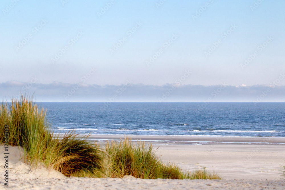 Blick aus den Dünen auf den Strand der Nordseeinsel Juist in Nordfriesland, Deutschland, Europa, am frühen Morgen.
