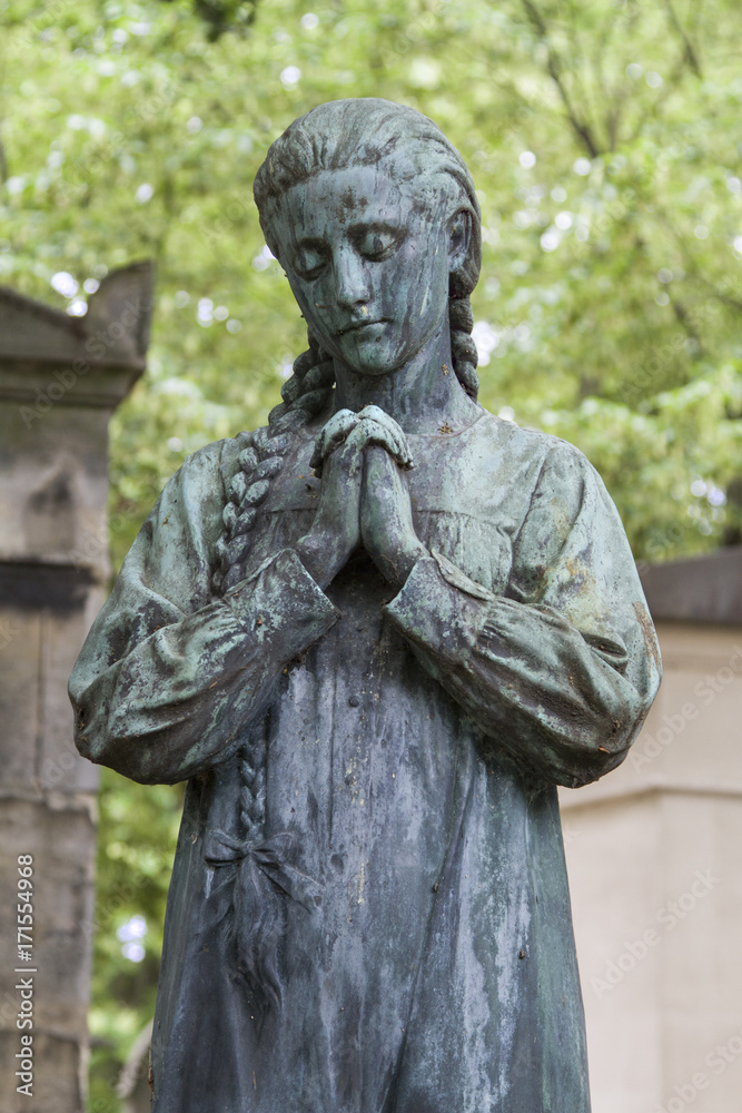 Statua con bambina che prega