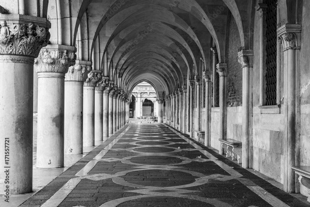 Säulengang des Dogenpalastes in Venedig