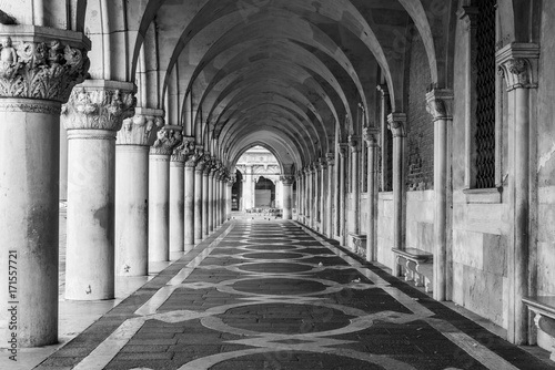 Fotografija Säulengang des Dogenpalastes in Venedig