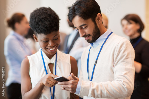 Canvas Print couple with smartphone at business conference