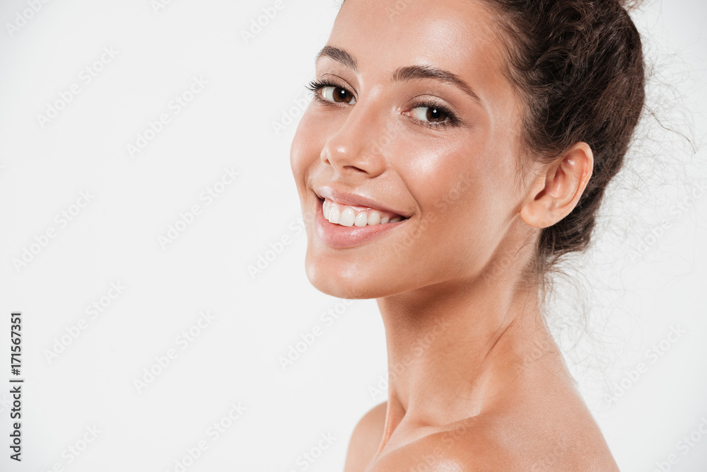 Obraz premium Przycięte bliska portret uśmiechnięta ładna kobieta